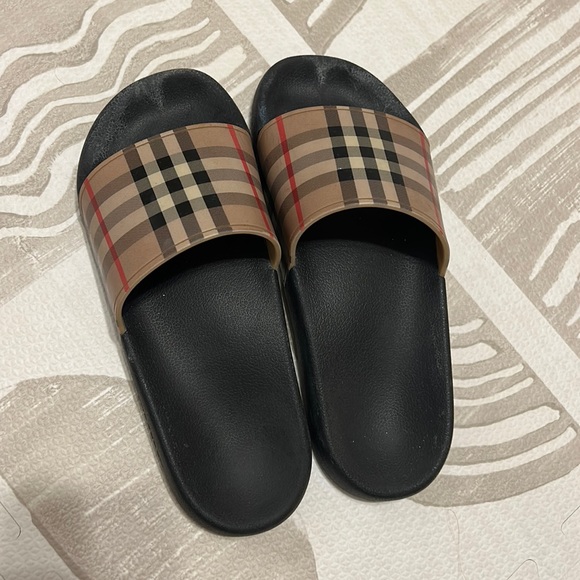 Burberry Pool Slides - Picture 1 of 3